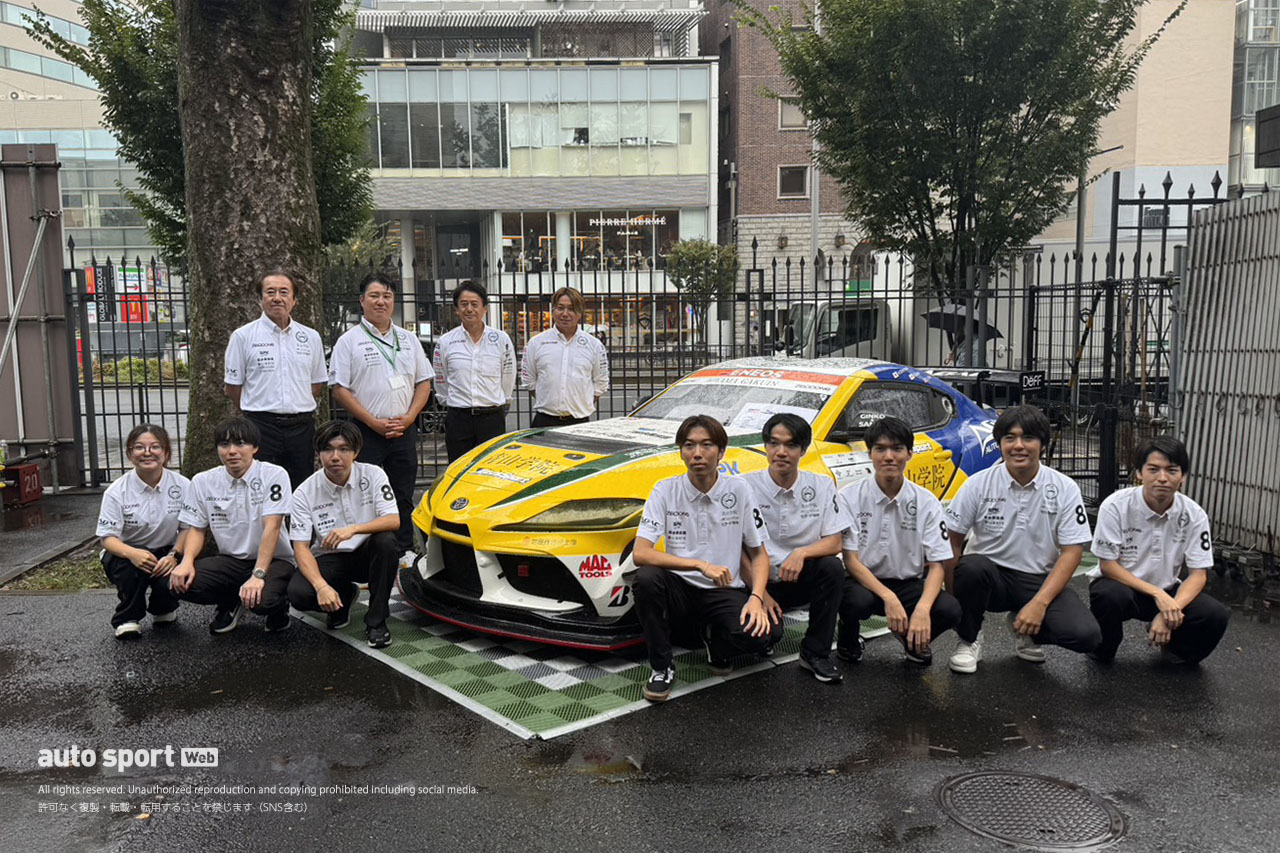 青山学院大学同窓祭にレーシングカー登場。S耐GRスープラGT4とJOY耐フェアレディZが凱旋、子どもたちの興味を集める