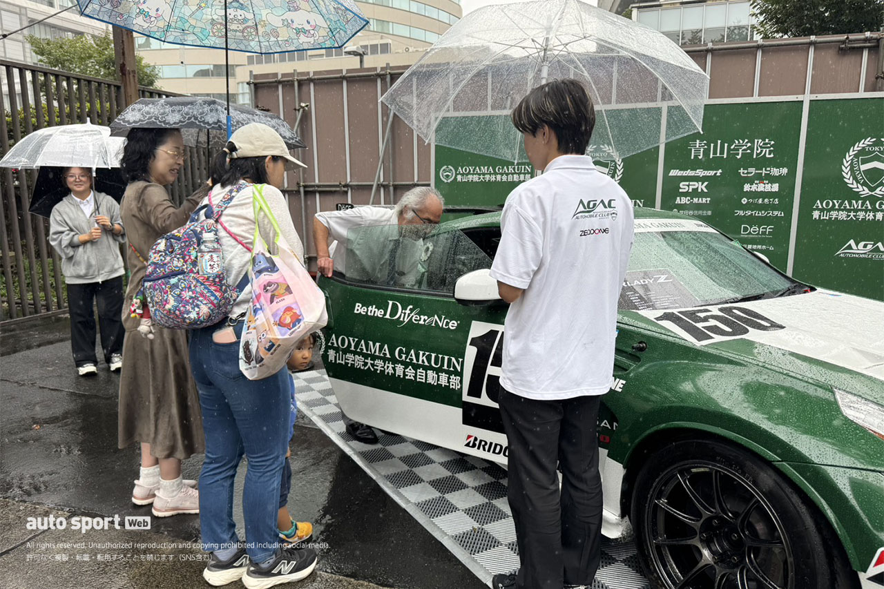 青山学院大学同窓祭にレーシングカー登場。S耐GRスープラGT4とJOY耐フェアレディZが凱旋、子どもたちの興味を集める