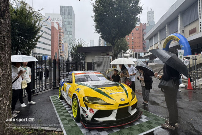 青山学院大学同窓祭にレーシングカー登場。S耐GRスープラGT4とJOY耐フェアレディZが凱旋、子どもたちの興味を集める