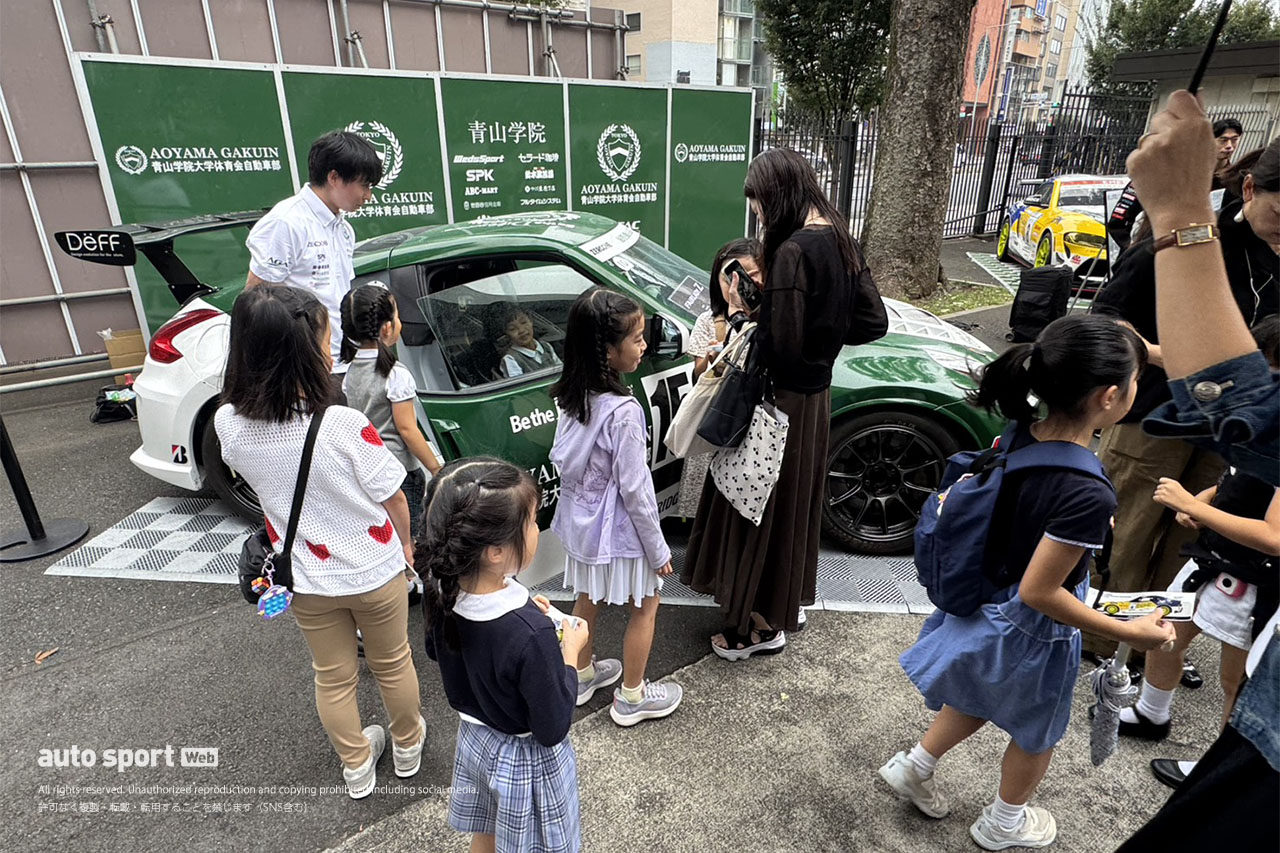 青山学院大学同窓祭にレーシングカー登場。S耐GRスープラGT4とJOY耐フェアレディZが凱旋、子どもたちの興味を集める