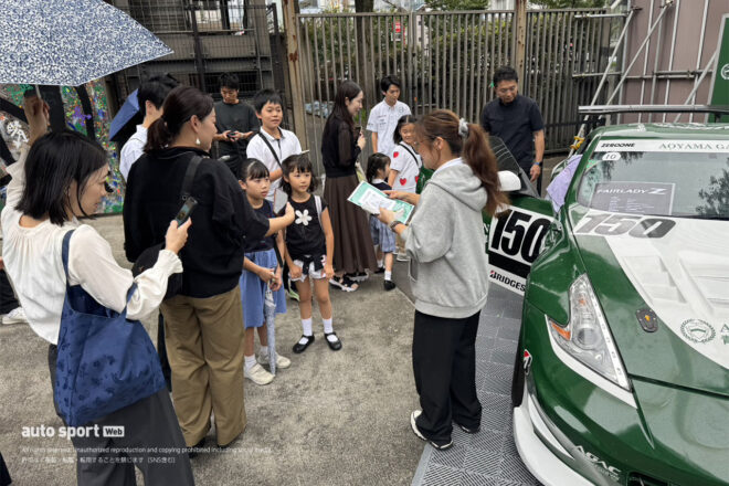 青山学院大学同窓祭にレーシングカー登場。S耐GRスープラGT4とJOY耐フェアレディZが凱旋、子どもたちの興味を集める