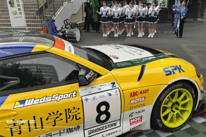 青山学院大学同窓祭にレーシングカー登場。S耐GRスープラGT4とJOY耐フェアレディZが凱旋、子どもたちの興味を集める