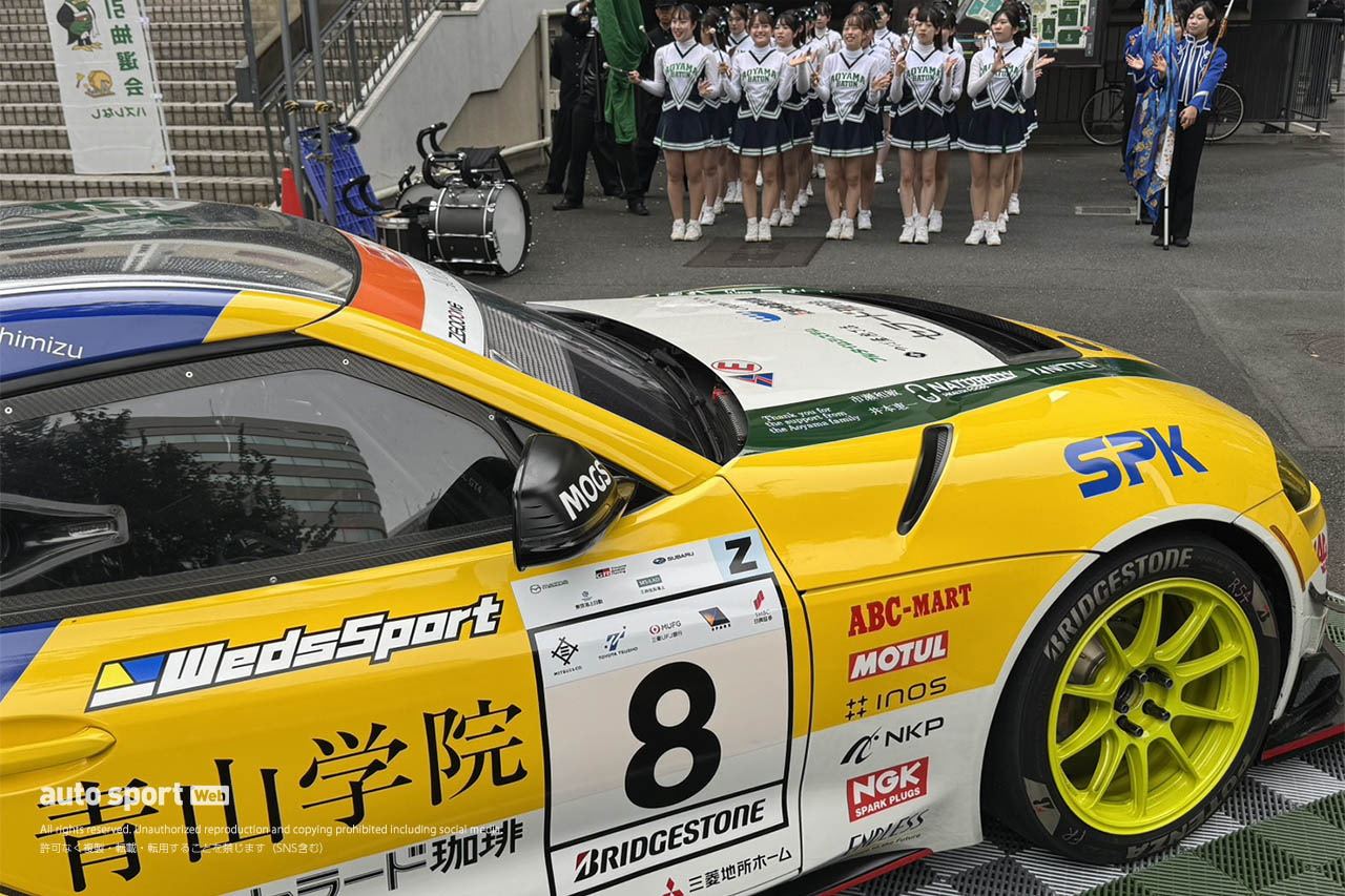 青山学院大学同窓祭にレーシングカー登場。S耐GRスープラGT4とJOY耐フェアレディZが凱旋、子どもたちの興味を集める