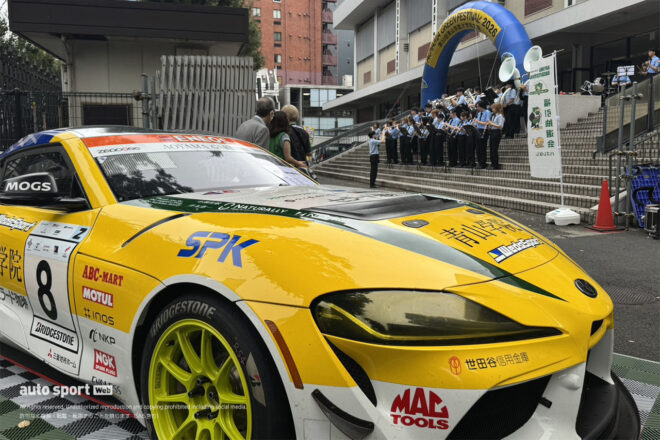 青山学院大学同窓祭にレーシングカー登場。S耐GRスープラGT4とJOY耐フェアレディZが凱旋、子どもたちの興味を集める