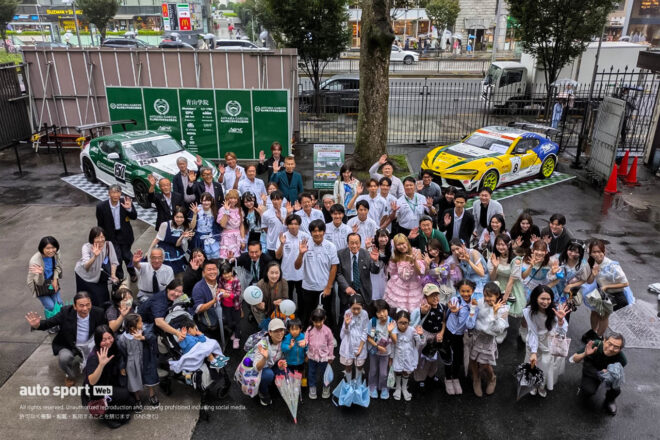 青山学院大学同窓祭にレーシングカー登場。S耐GRスープラGT4とJOY耐フェアレディZが凱旋、子どもたちの興味を集める