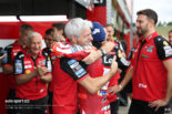 マルク・マルケスと抱き合うルイージ・ダリーニャ（ドゥカティ・レノボ・チーム）／2026MotoGP第16戦日本GP
