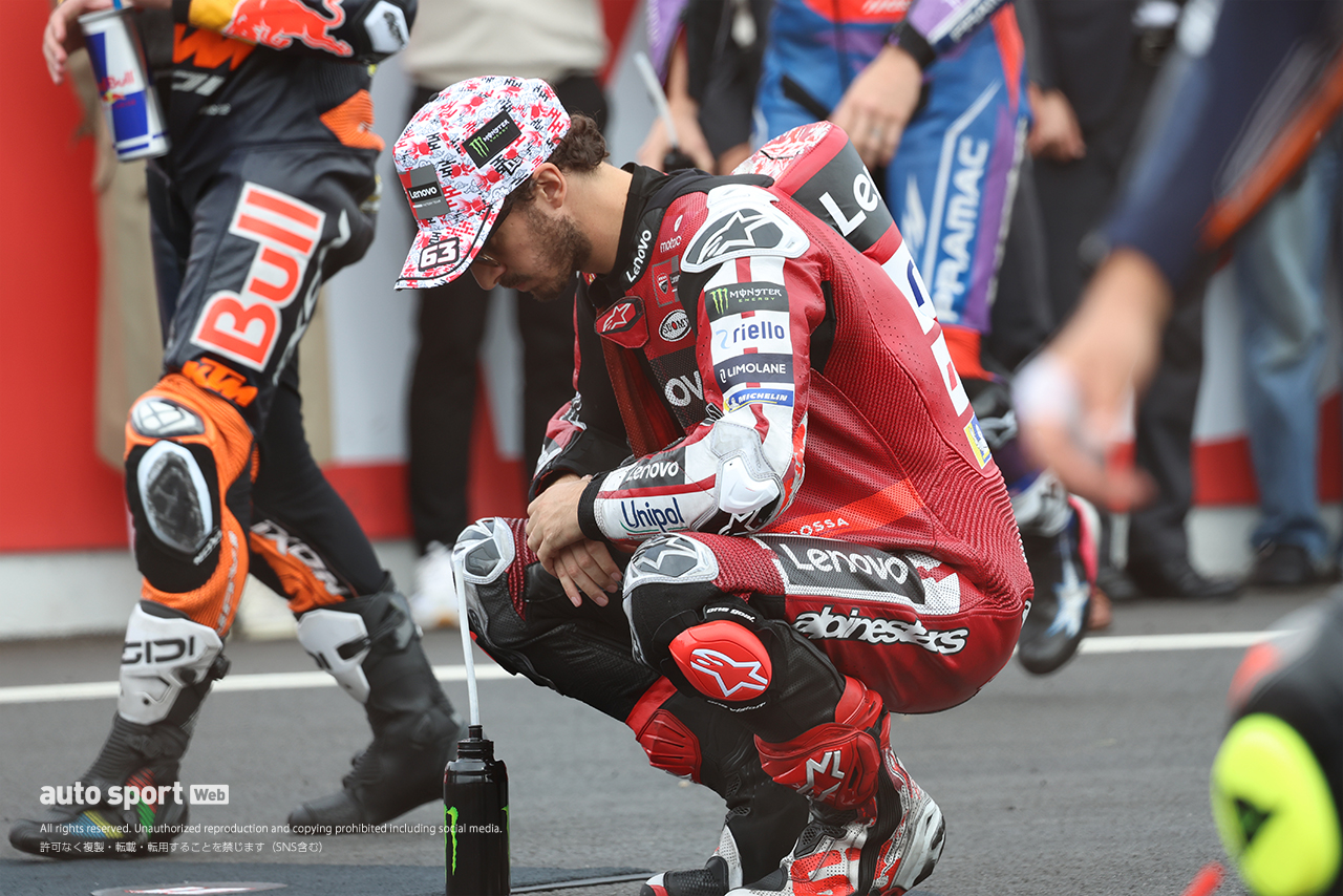 決勝前にしゃがんで何かを想うフランチェスコ・バニャイア（ドゥカティ・レノボ・チーム）／2026MotoGP第16戦日本GP