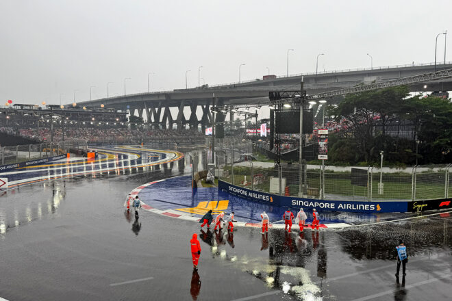 2026年F1第17戦シンガポールGPスプリント　雨でスタートディレイ中のターン3