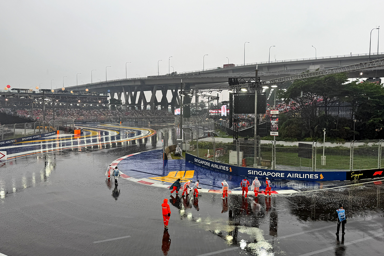 2026年F1第17戦シンガポールGPスプリント　雨でスタートディレイ中のターン3