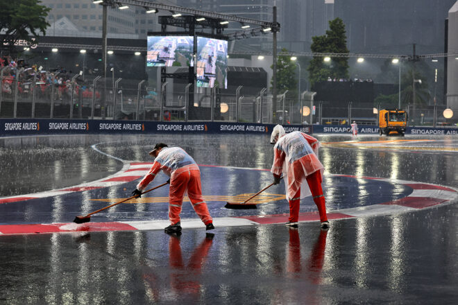 2026年F1第17戦シンガポールGPスプリント　ターン2で排水に取り組むコースオフィシャル
