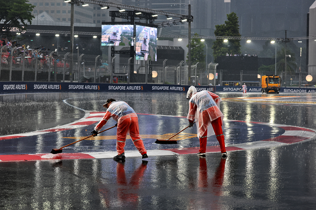 2026年F1第17戦シンガポールGPスプリント　ターン2で排水に取り組むコースオフィシャル
