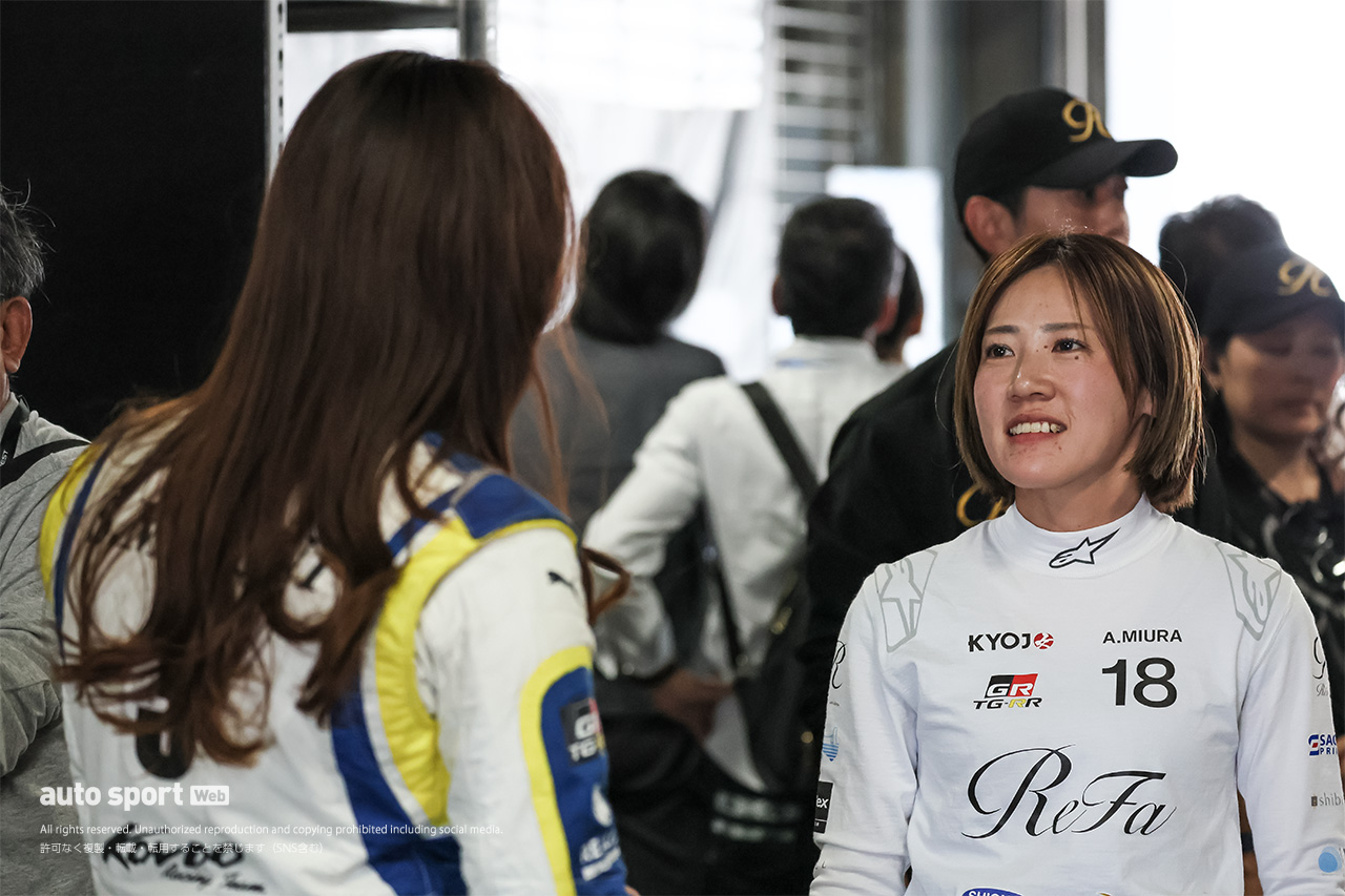 松井沙麗（KeePer KONDO RACING）と三浦愛（Team Refa with AIWIN）