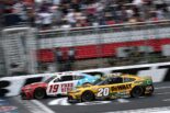 僚友を0.029秒差で撃破。トヨタのブリスコ連勝で一躍“チェイス”のダークホースへ／NASCAR第32戦