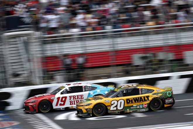 僚友を0.029秒差で撃破。トヨタのブリスコ連勝で一躍“チェイス”のダークホースへ／NASCAR第32戦
