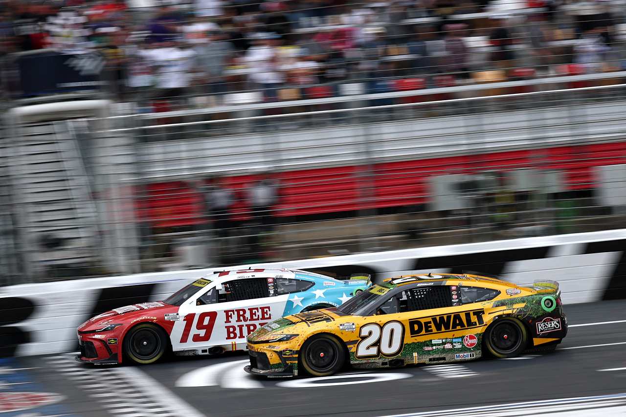 僚友を0.029秒差で撃破。トヨタのブリスコ連勝で一躍“チェイス”のダークホースへ／NASCAR第32戦