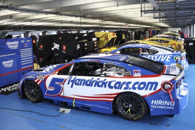 僚友を0.029秒差で撃破。トヨタのブリスコ連勝で一躍“チェイス”のダークホースへ／NASCAR第32戦