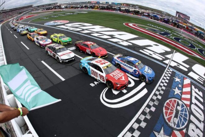 僚友を0.029秒差で撃破。トヨタのブリスコ連勝で一躍“チェイス”のダークホースへ／NASCAR第32戦