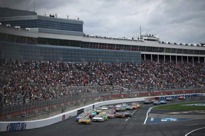 僚友を0.029秒差で撃破。トヨタのブリスコ連勝で一躍“チェイス”のダークホースへ／NASCAR第32戦