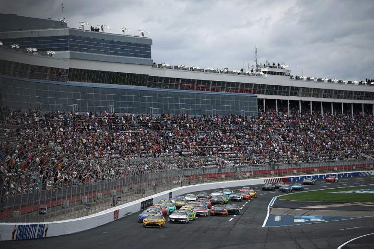 僚友を0.029秒差で撃破。トヨタのブリスコ連勝で一躍“チェイス”のダークホースへ／NASCAR第32戦