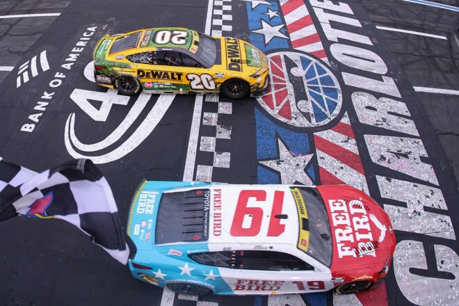 僚友を0.029秒差で撃破。トヨタのブリスコ連勝で一躍“チェイス”のダークホースへ／NASCAR第32戦