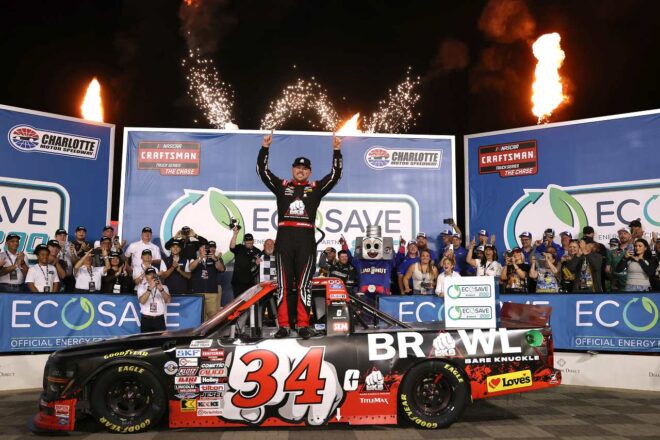 僚友を0.029秒差で撃破。トヨタのブリスコ連勝で一躍“チェイス”のダークホースへ／NASCAR第32戦