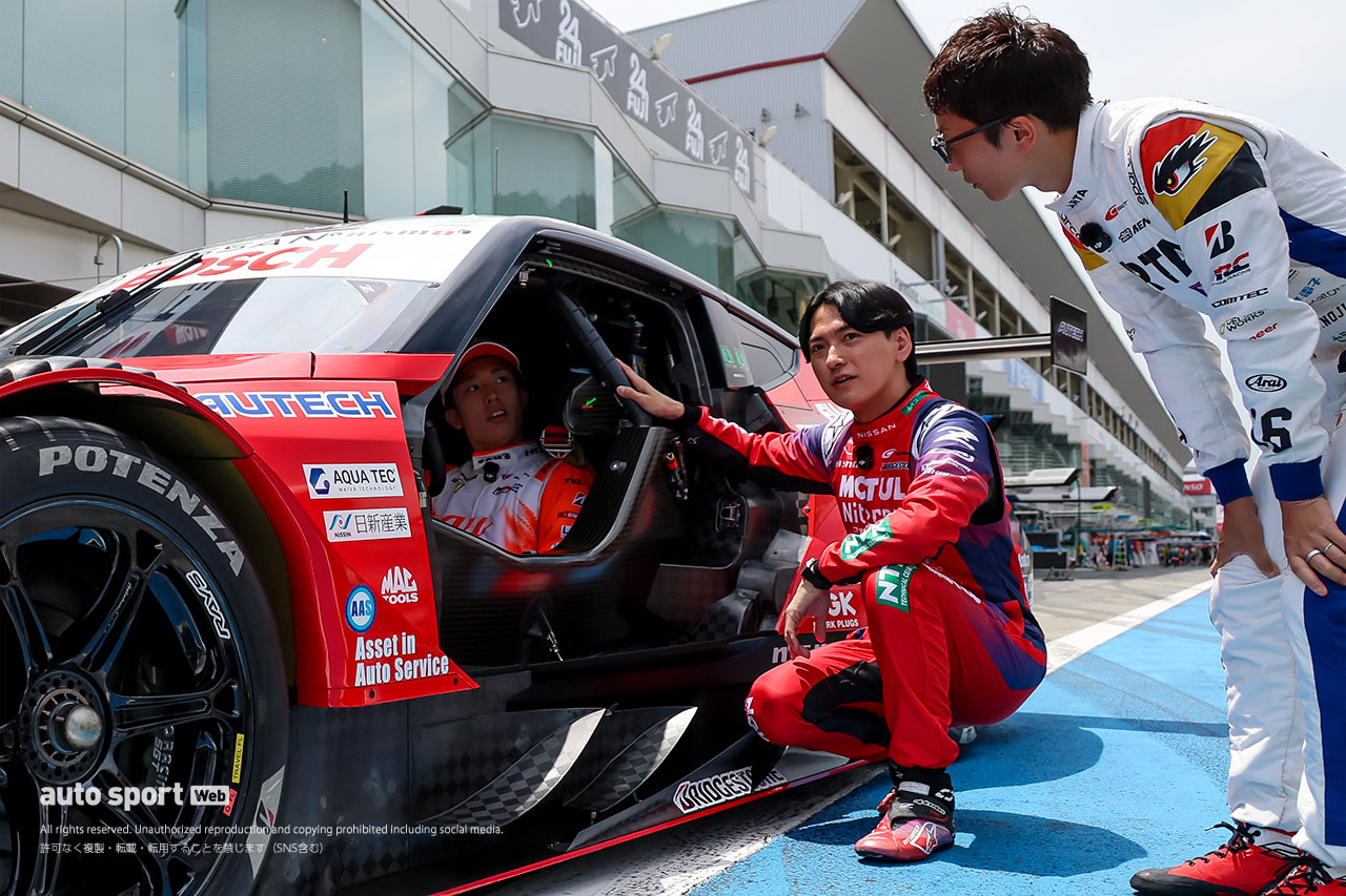 「実はこれダミーなんだよ」前代未聞のGT500乗り換え企画第2弾。野尻、坪井がMOTUL Zのコクピットで新発見【動画】