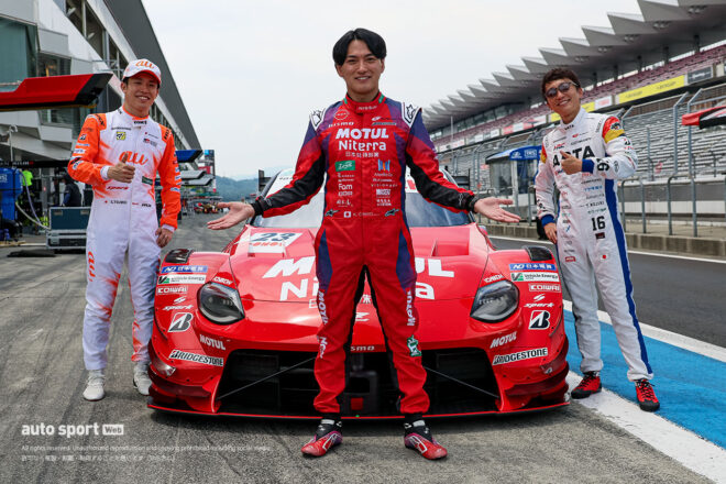 「実はこれダミーなんだよ」前代未聞のGT500乗り換え企画第2弾。野尻、坪井がMOTUL Zのコクピットで新発見【動画】