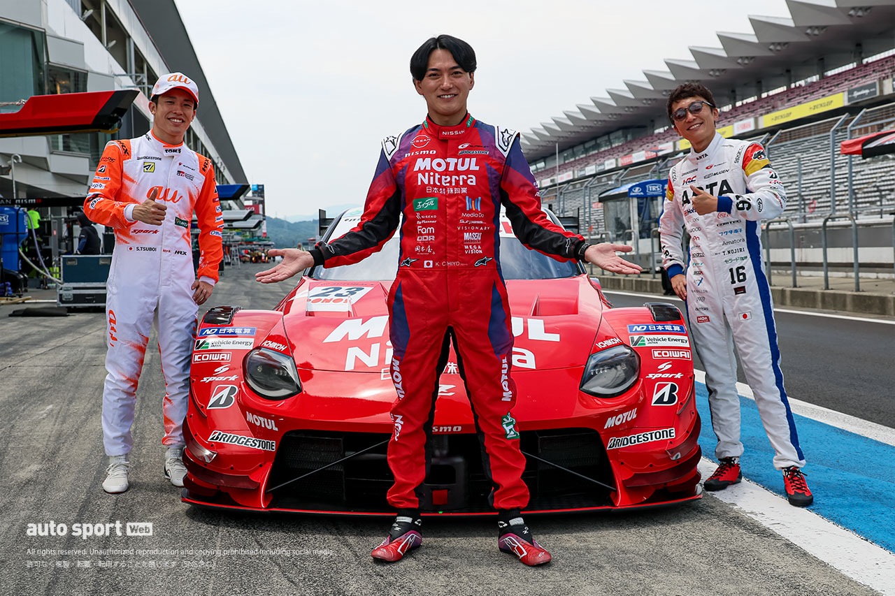 「実はこれダミーなんだよ」前代未聞のGT500乗り換え企画第2弾。野尻、坪井がMOTUL Zのコクピットで新発見【動画】