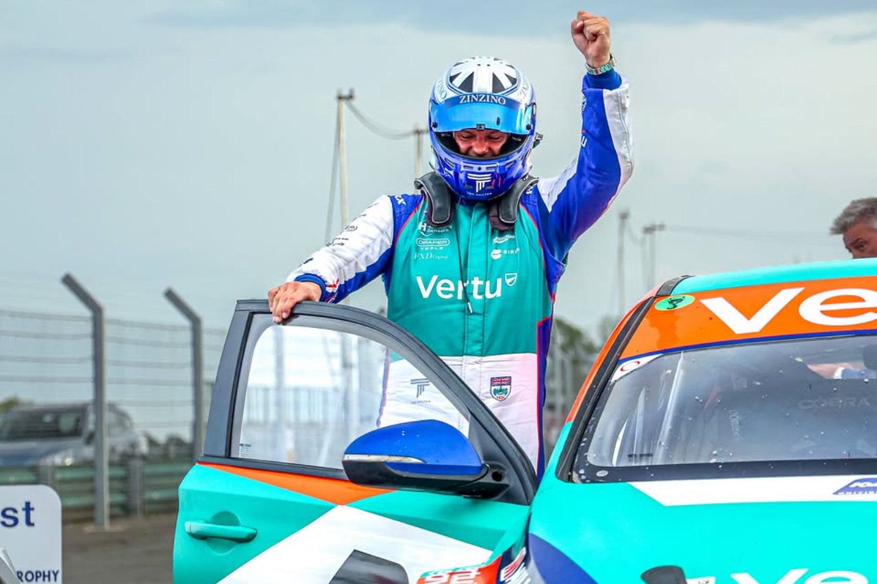 【WEEKLY ROUND UP】ARA最終戦でカローラRC2が大逆転王座に／ポルシェ使いが2度目のDTMタイトル獲得