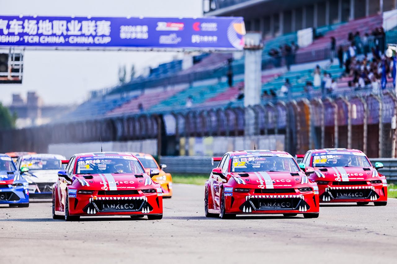 【WEEKLY ROUND UP】ARA最終戦でカローラRC2が大逆転王座に／ポルシェ使いが2度目のDTMタイトル獲得