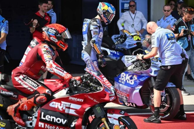 コースインに備えるマルク・マルケス（ドゥカティ・レノボ・チーム）とアレックス・マルケス（BK8グレシーニ・レーシングMotoGP）