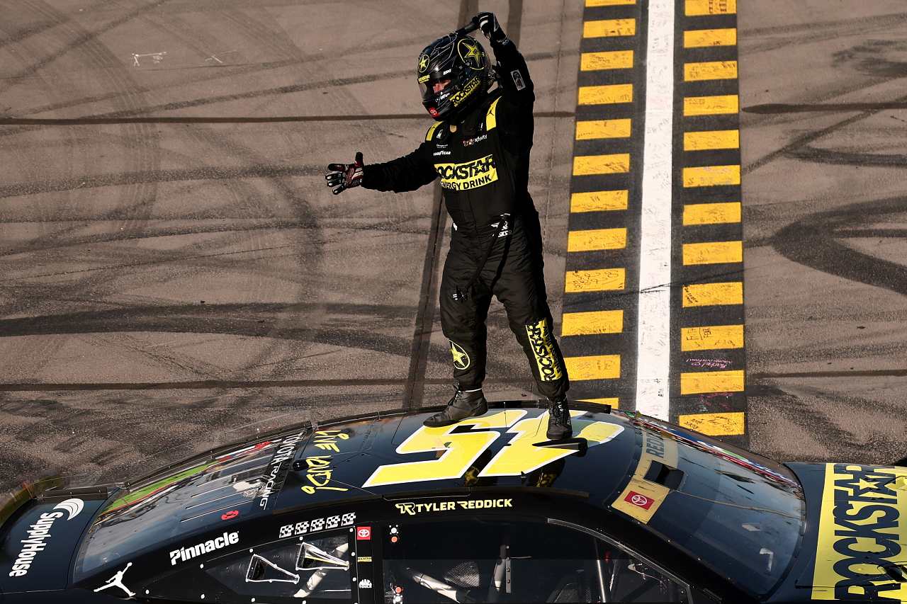 タイラー・レディックが約半年ぶり復活勝利。トヨタがマニュファクチャラー王座獲得／NASCAR第33戦