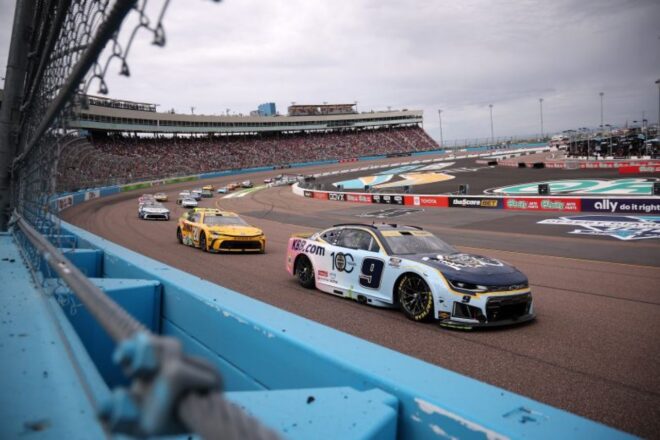 タイラー・レディックが約半年ぶり復活勝利。トヨタがマニュファクチャラー王座獲得／NASCAR第33戦