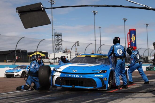 タイラー・レディックが約半年ぶり復活勝利。トヨタがマニュファクチャラー王座獲得／NASCAR第33戦