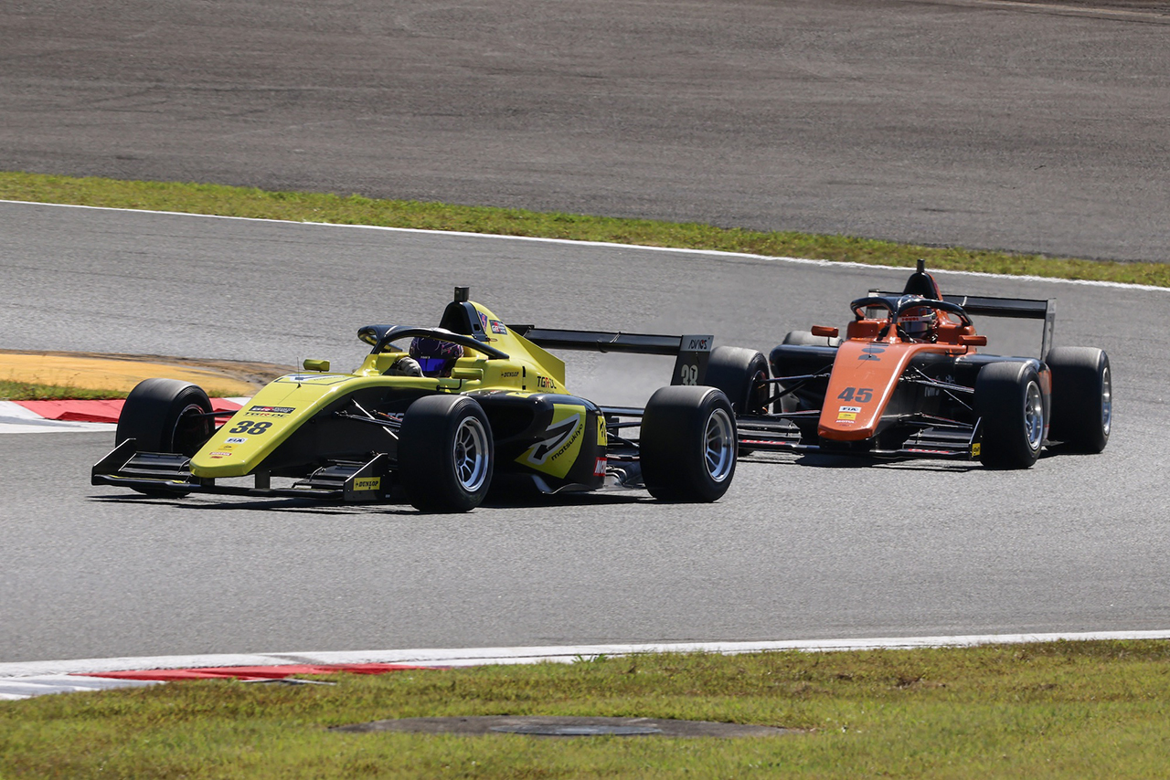 鈴木斗輝哉（マツモトキヨシ TOM’S TGR-DC FR）と洞地遼大（PONOS RACING F111/3）