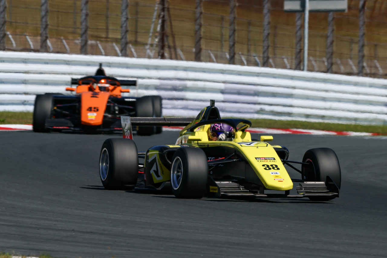 鈴木斗輝哉（マツモトキヨシ TOM’S TGR-DC FR）と洞地遼大（PONOS RACING F111/3）