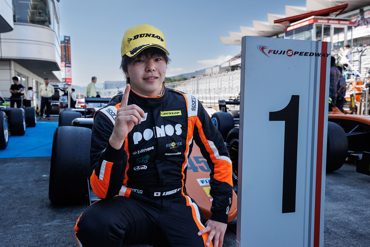 優勝を飾った洞地遼大（PONOS RACING F111/3）