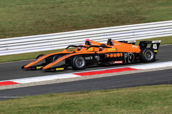 首位の大宮賢人（PONOS RACING F111/3）と2番手洞地遼大（PONOS RACING F111/3）の攻防