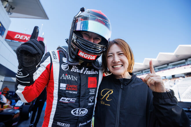 2026年FRJマスタークラス王者に輝いた鳥羽豊（AIWIN F111/3）と三浦愛監督