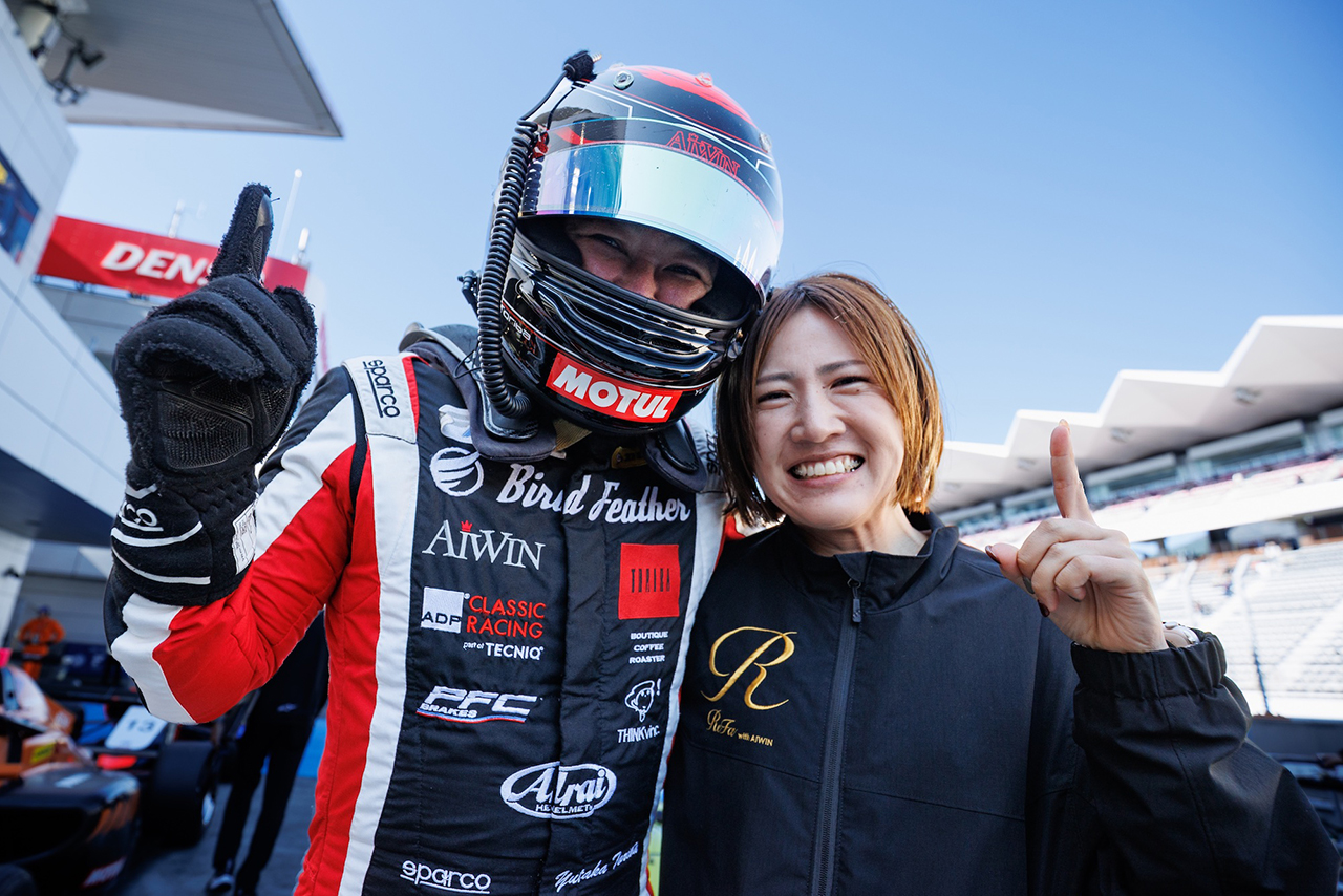 2026年FRJマスタークラス王者に輝いた鳥羽豊（AIWIN F111/3）と三浦愛監督