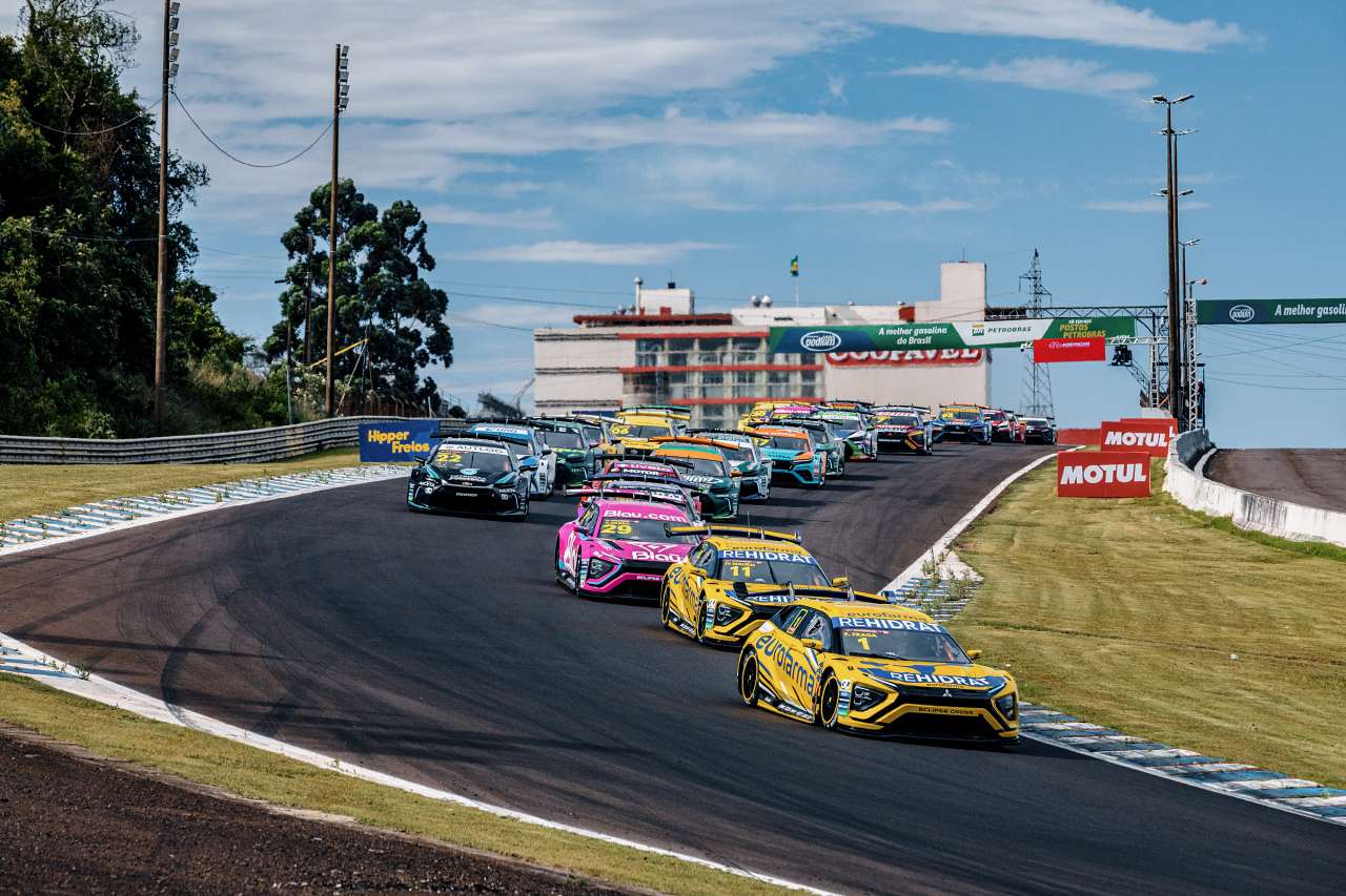 ミツビシの現役王者がスプリントを制圧。シボレーの元王者も約2年ぶりの勝利／ストックカー・ブラジル第10戦