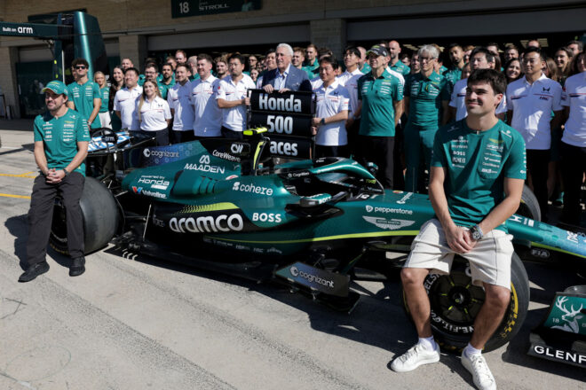 ホンダのF1参戦500戦目を祝い、アストンマーティン・ホンダのメンバーが記念撮影