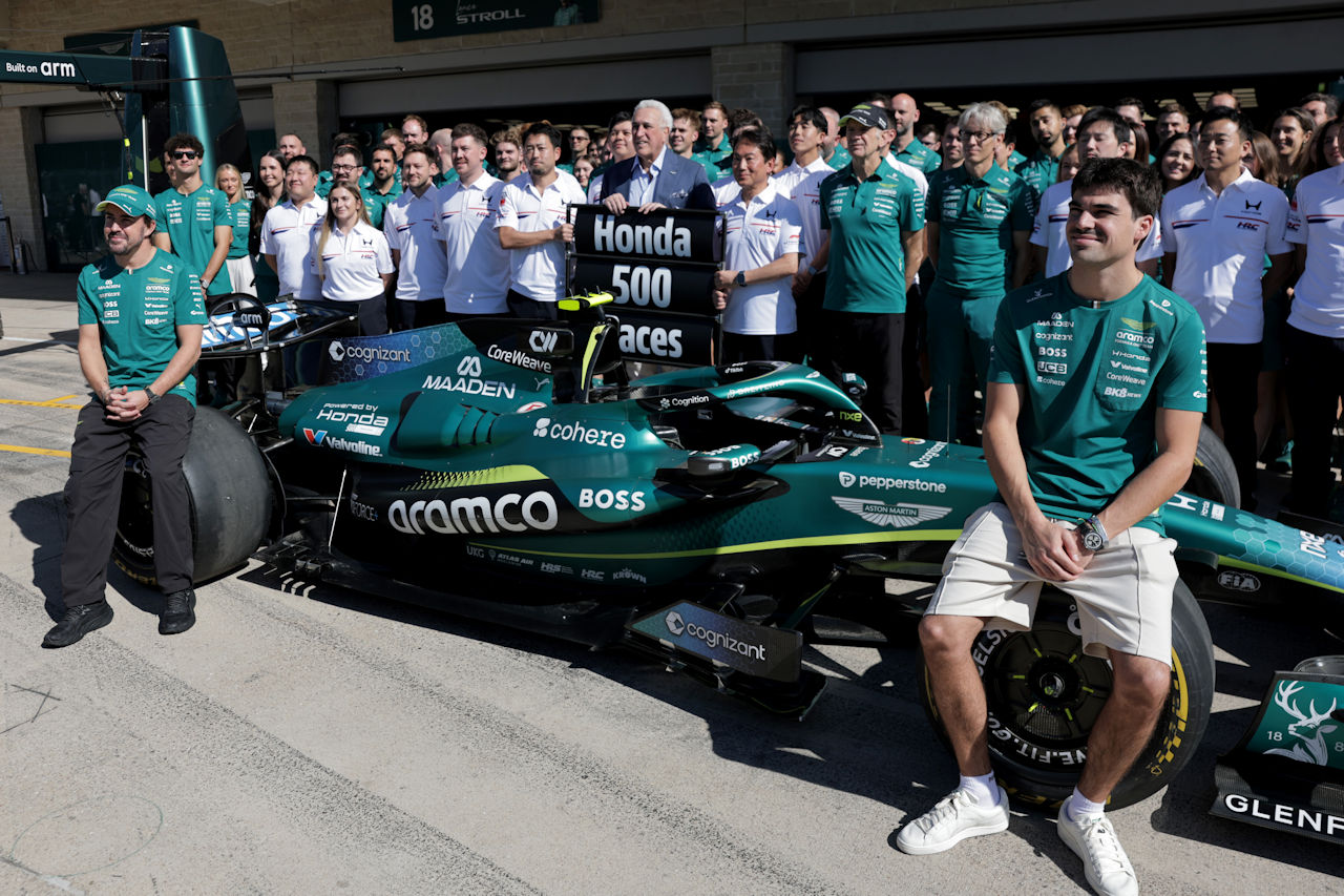 ホンダのF1参戦500戦目を祝い、アストンマーティン・ホンダのメンバーが記念撮影
