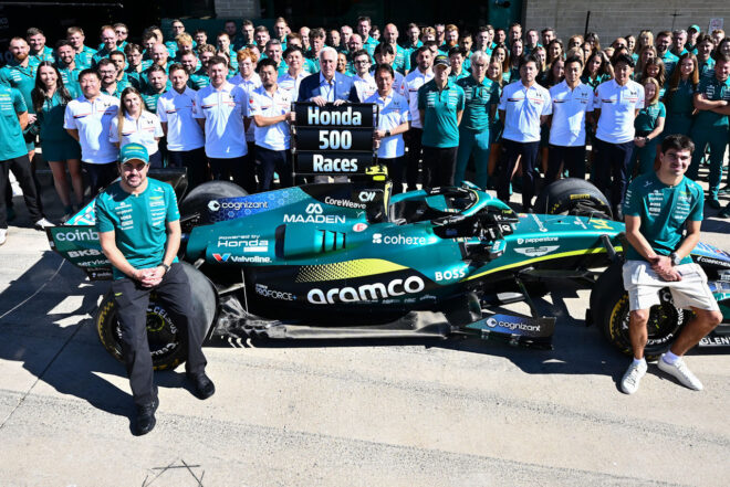 ホンダのF1参戦500戦目を祝い、アストンマーティン・ホンダのメンバーが記念撮影