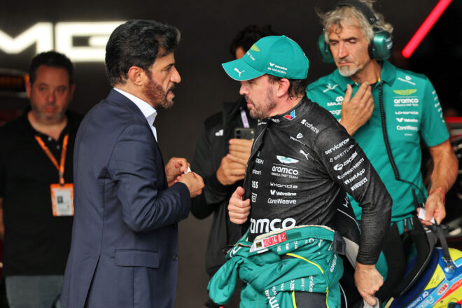 フェルナンド・アロンソ（アストンマーティン）とFIA会長モハメド・ビン・スライエム