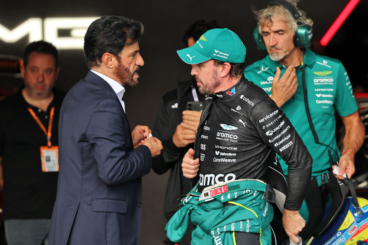 フェルナンド・アロンソ（アストンマーティン）とFIA会長モハメド・ビン・スライエム