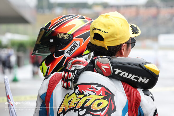 勝利を称え合う國峰啄磨と阿部恵斗／2026全日本ロード第7戦鈴鹿 ST1000 決勝