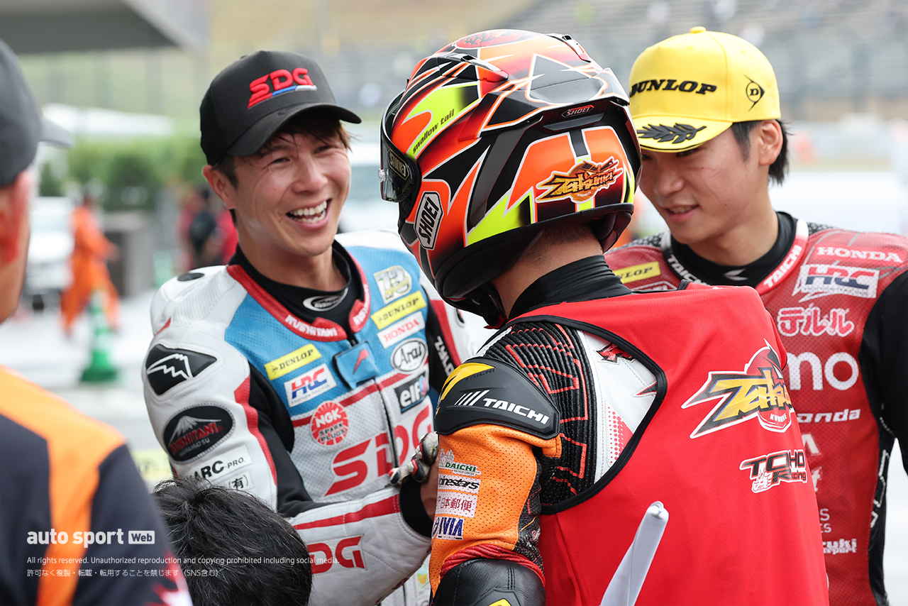 笑顔で勝利を讃える名越哲平（SDG Team HARC-PRO. Honda）／2026全日本ロード第7戦鈴鹿 ST1000 決勝
