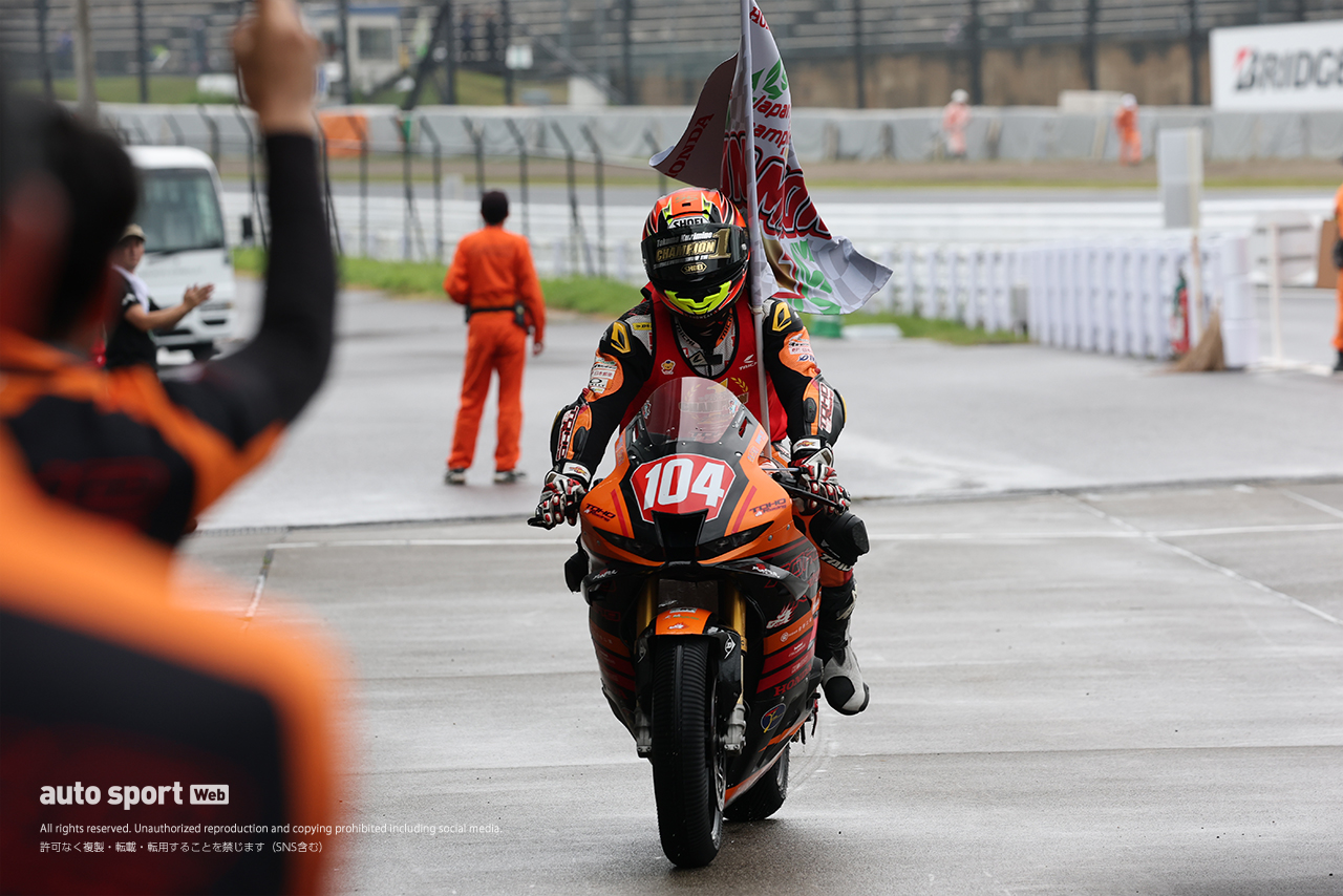 チャンピオンに輝いた國峰啄磨（TOHO Racing）／2026全日本ロード第7戦鈴鹿 ST1000 決勝