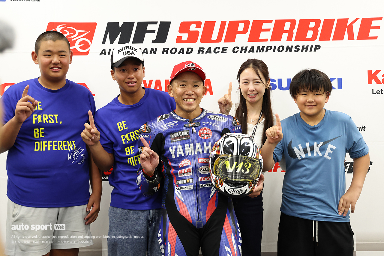 中須賀克行（YAMAHA FACTORY RACING TEAM）と現地で見届けたご家族／2026全日本ロード第7戦鈴鹿 JSB1000